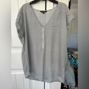 Women’s Express short sleeve house top L